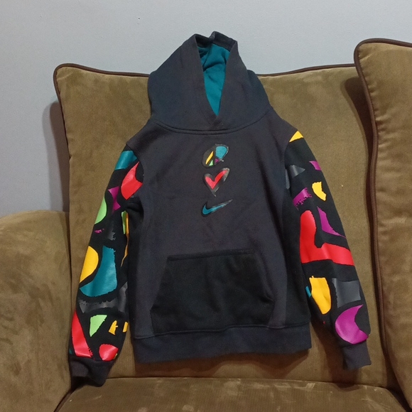 Nike boys multi color hoodie has patches that feel like leather. - Picture 4 of 17